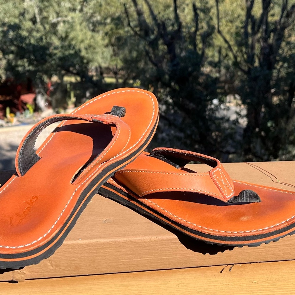 Clarks FLIP-FLOPS (10 M) orange tan LEATHER contoured footbed, fabric toe straps - Picture 2 of 5